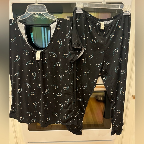 Jessica Simpson Black Floral 2 piece Capri PJ Lounge Set - Picture 2 of 9